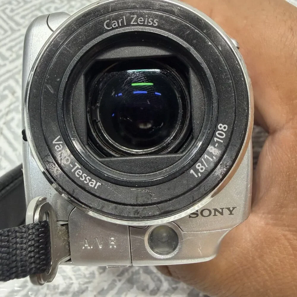 Sony Handycam DCR-SR68 80GB Camcorder Silver - For Parts/Repair - Blur On Zoom